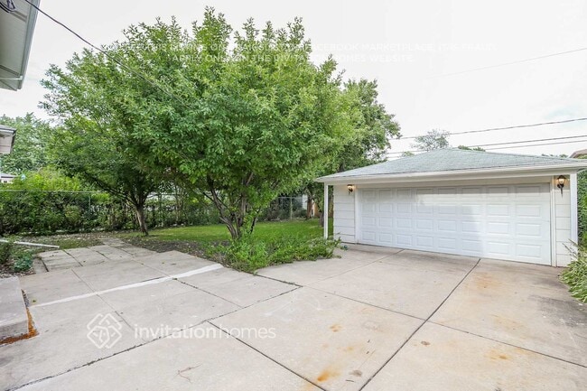 Building Photo - 10801 Kolmar Ave