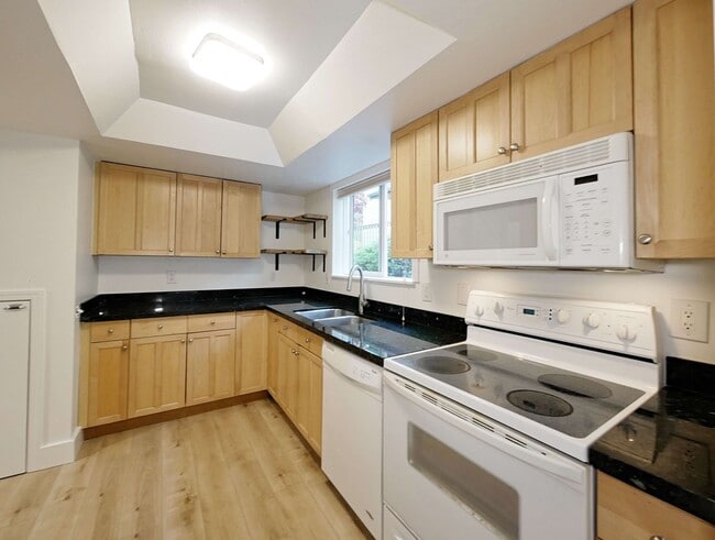 Building Photo - Beautiful townhouse available for rent