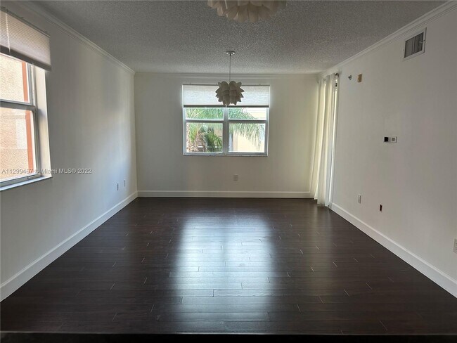 Foto del edificio - 17125 N Bay Rd