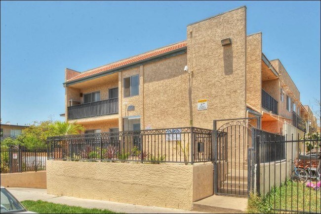 Building Photo - 4067-4069 Oakwood Ave