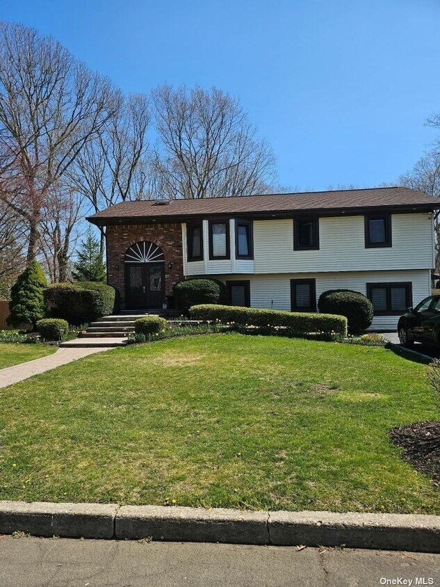 6 Wanda Terrace, Farmingville, NY 11738 Room for Rent in Farmingville