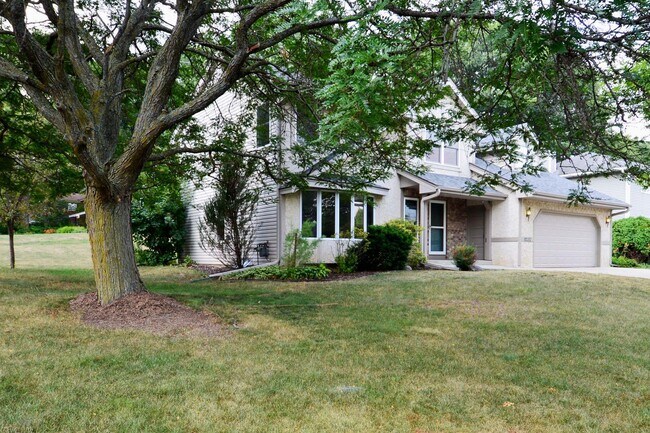 Building Photo - Gorgeous 4 BD / 2.5 BA Home Near North Crystal Lake