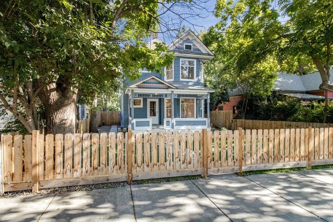 Building Photo - Victorian Home in Downtown Boise!