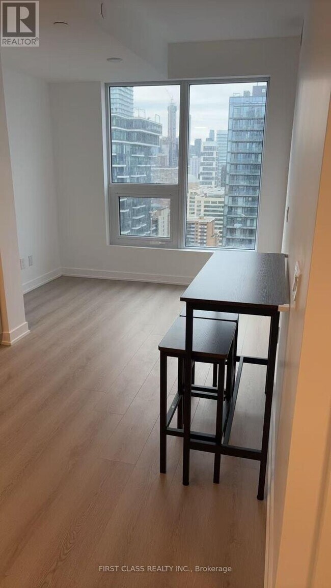 Photo du bâtiment - 100 Queen St E