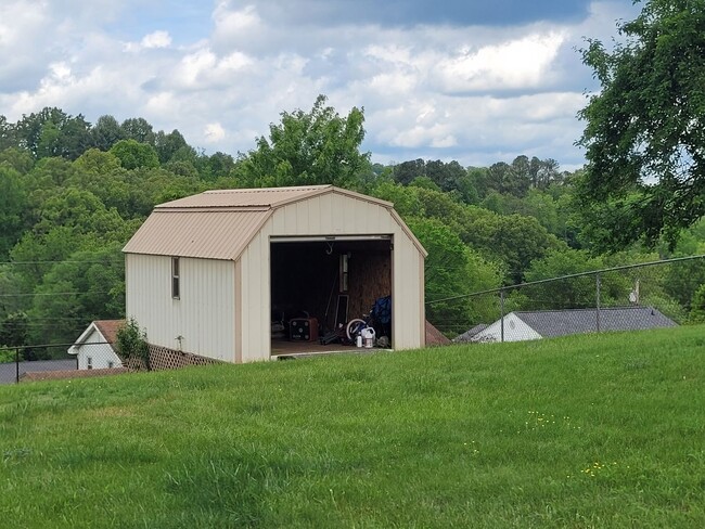 Building Photo - Tri level 3b2b home for rent with fenced i...