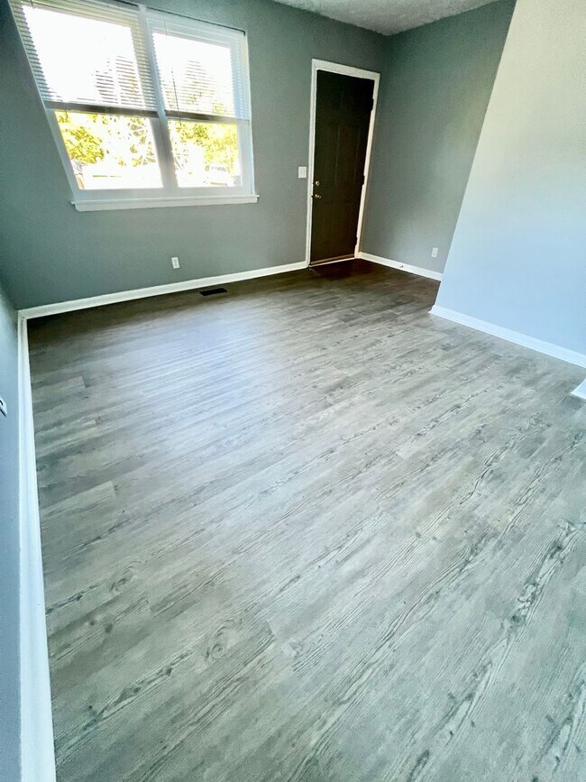 Foto del edificio - 2 Bedroom 1 Bathroom Duplex in East Nashvi...