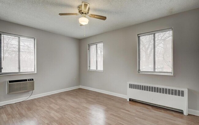 Foto del edificio - Affordable 2-Bedroom Apartment in Southwes...