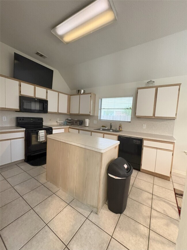 Foto del edificio - 2230 Laurel Oaks Dr