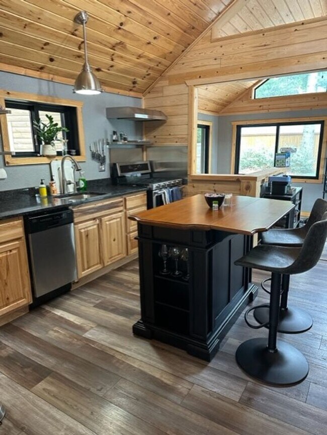 Building Photo - East Twin Lake Home - 3 BR, 2 Bath Single ...