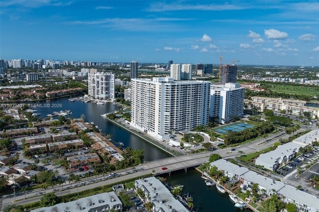 Building Photo - 2500 Parkview Dr