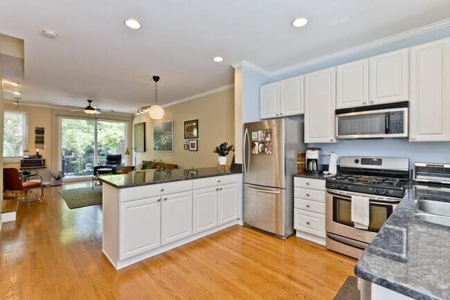 Foto del edificio - 3 bedroom in Chicago IL 60657