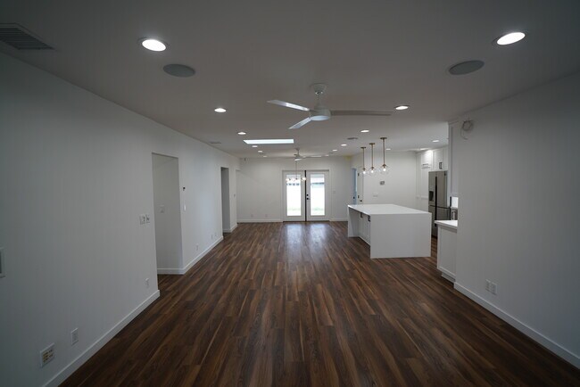 Foto del edificio - 4466 Sherman Oaks Cir
