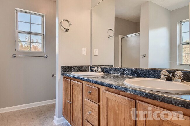 Foto del edificio - 1401 Lancaster Ct