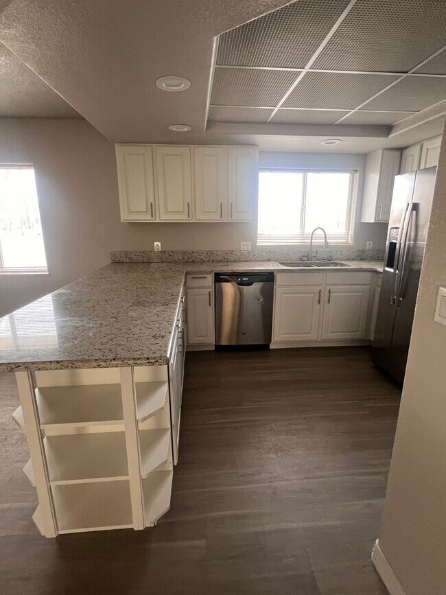 Building Photo - Gorgeous apartment with granite counter tops!