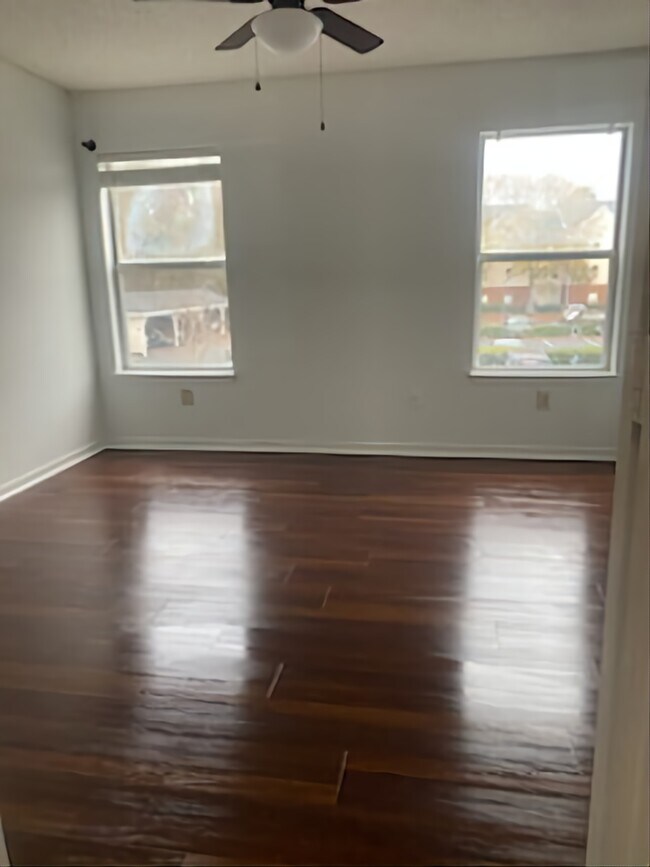 Building Photo - 2011 N Highway 17