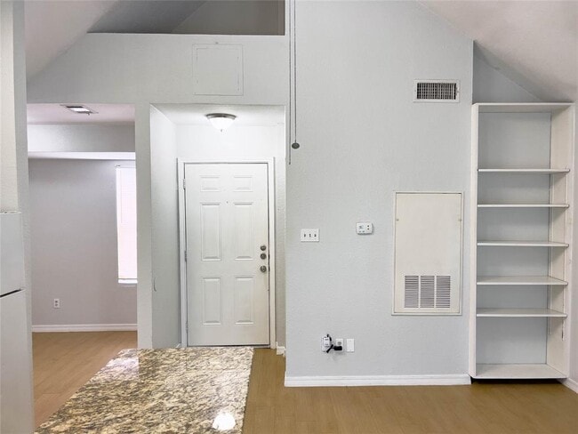 Building Photo - 513 S Park Dr