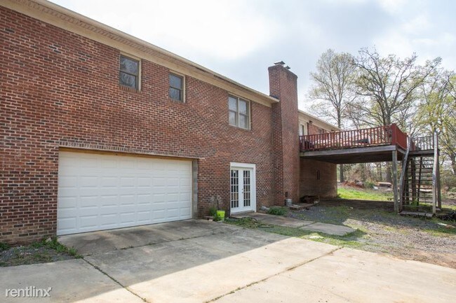 Building Photo - 3 br, 2 bath House - 106 T E White Sr Dr