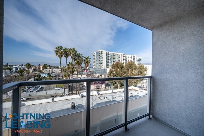 Foto del edificio - 11401 Chandler Blvd
