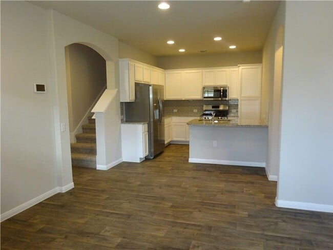 Building Photo - Classic 3 Bedroom 3 Bath Home With Generou...