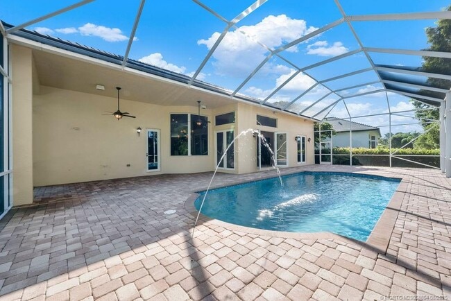 Building Photo - 511 SW Squire Johns Ln