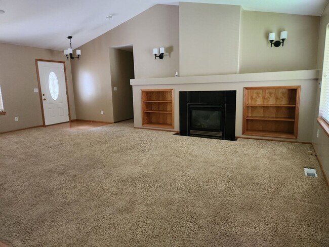 Building Photo - 16 Rocky Ridge Dr