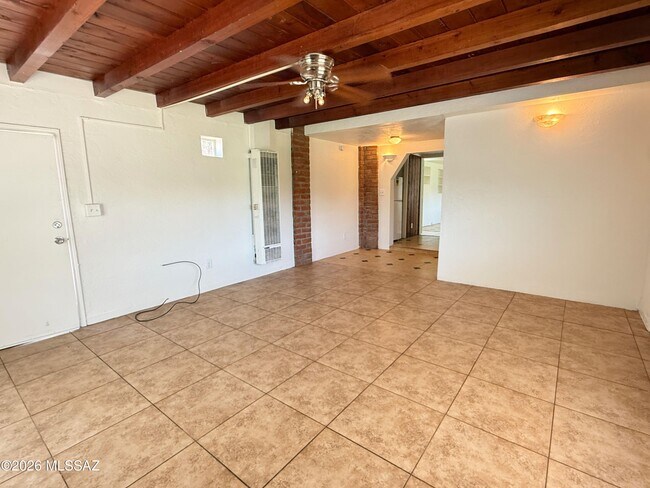 Building Photo - 833 W Tipton Dr