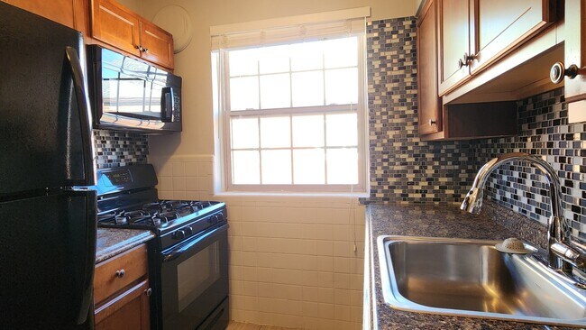 Foto del edificio - 6364 Sutherland Ave