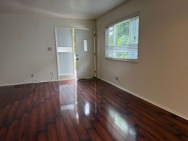Foto del edificio - 2 story updated townhouse In Rosemont 2/1