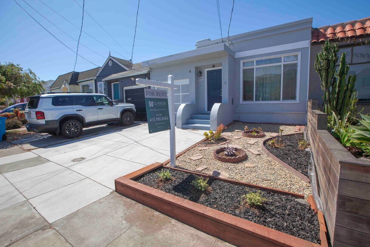 Foto principal - Stunning 2BD/1BA Contemporary Home with Pa...