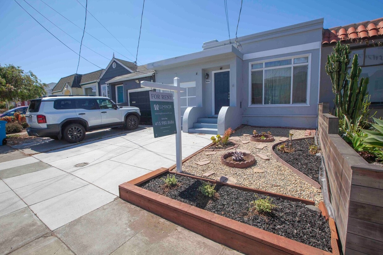 Primary Photo - Stunning 2BD/1BA Contemporary Home with Pa...