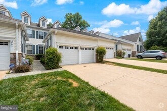 Building Photo - 805 Thicket Ct