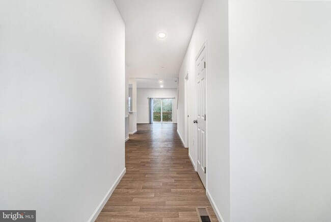 Building Photo - 7870 Briarwood Dr