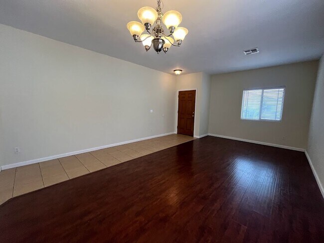 Foto del edificio - SPACIUS 4 BEDROOM 2 BATHROOM HOME IN PHOENIX