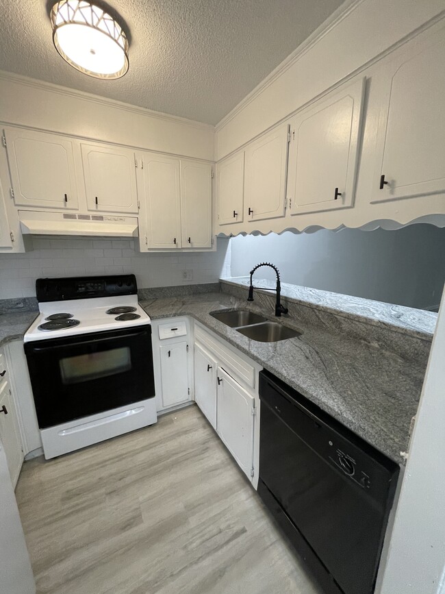 Building Photo - 2839 Lumpkin Rd