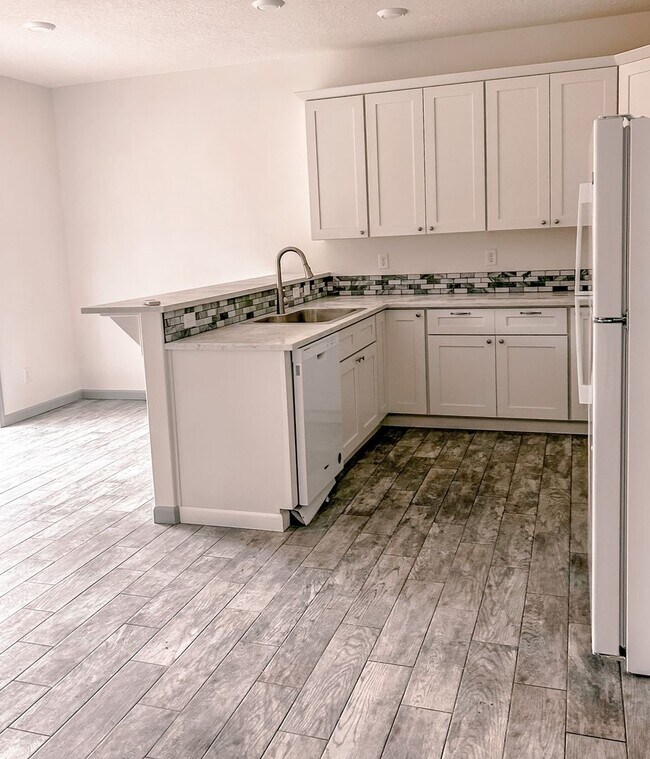 Building Photo - **SPRING SPECIAL- $400 off first months rent** 3 Bedroom Duplex in Veneta