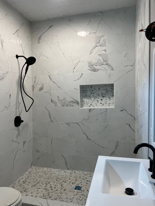Foto principal - 4 Bed 2 Bath LARGE Home FOR RENT