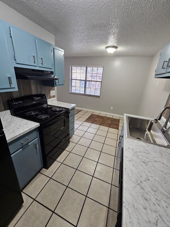 Building Photo - Renovated upstairs 1 Bedroom 1 Bath appartment available NOW!