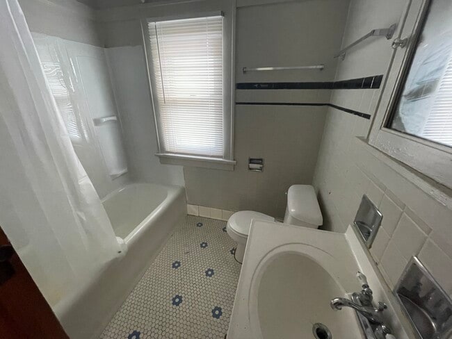 Comfortable bathroom, freshly refinished tub - 2777 N 48th St
