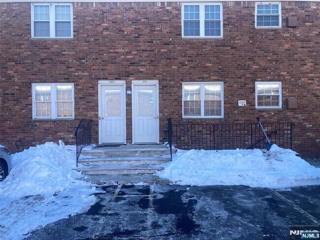 Building Photo - 1251 Valley Rd