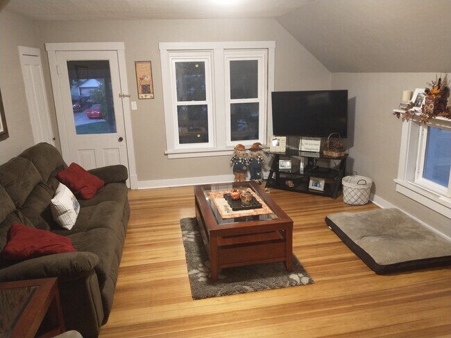 Living Room - 426 W Chestnut St