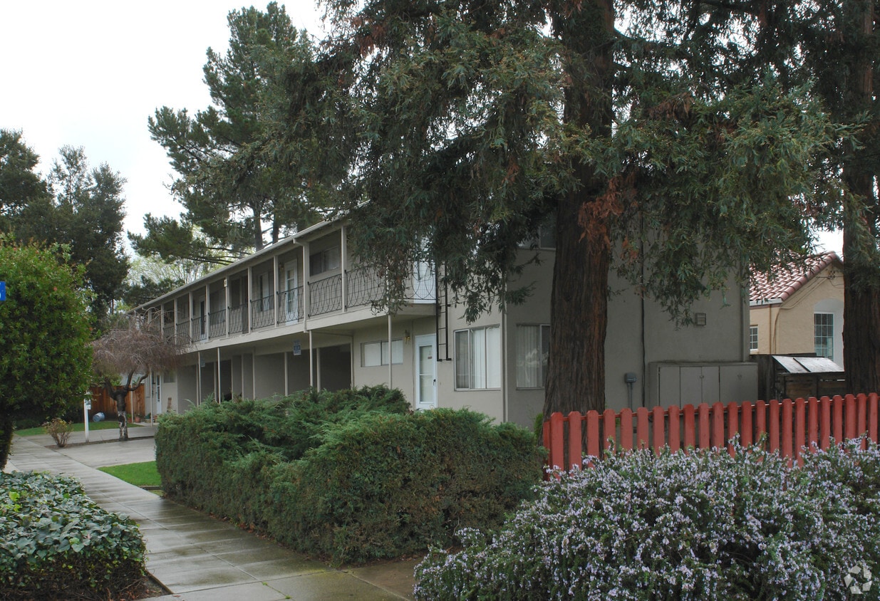 Building Photo - 1425 Snow St