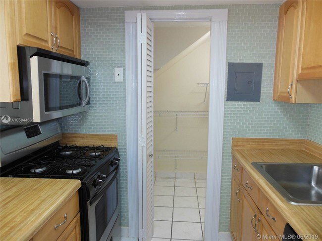 Foto del edificio - 1350 W 53rd St