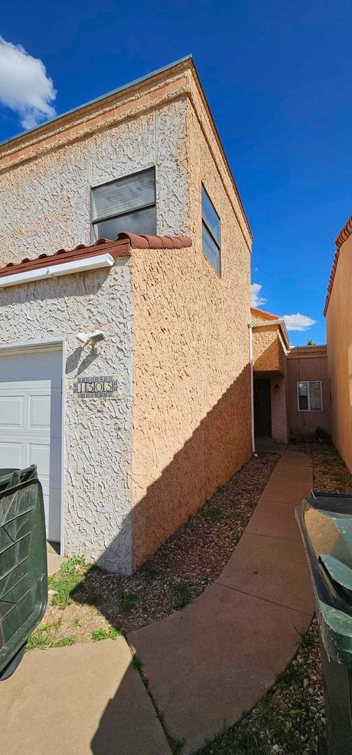 Building Photo - Adorable 2 bed, 2.5 bath home for rent