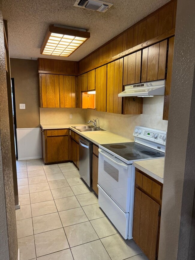 Building Photo - 3/2/1 Briarwood Subdivision