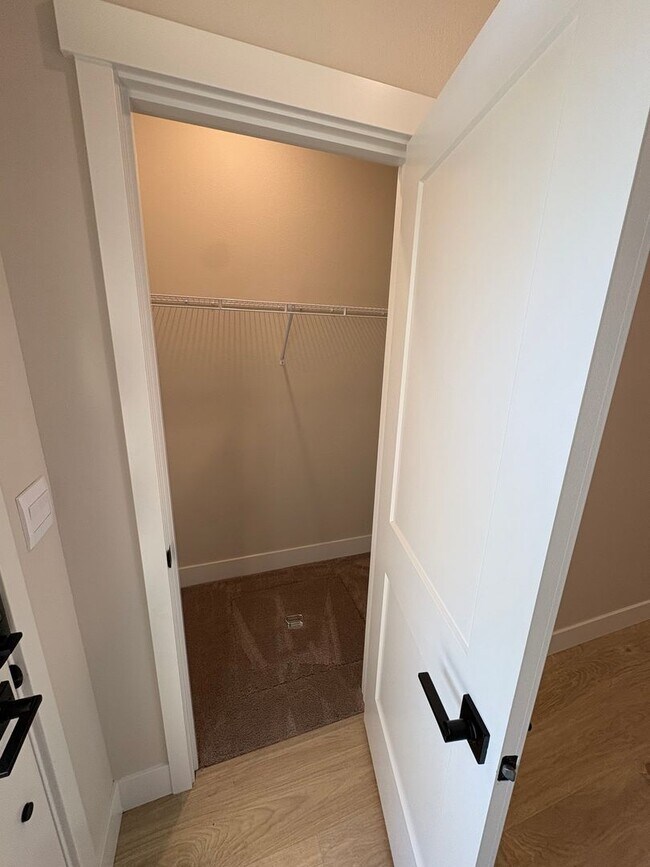 Building Photo - Brand New 5 Bed/3 Bath Home in SE Bend - Etna Place