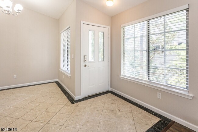 Foto del edificio - 56 Wescott Rd