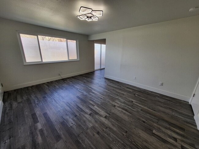 Foto del edificio - 3410 Woodside Dr