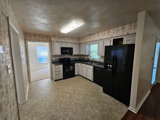Building Photo - LYNBROOK LANDING