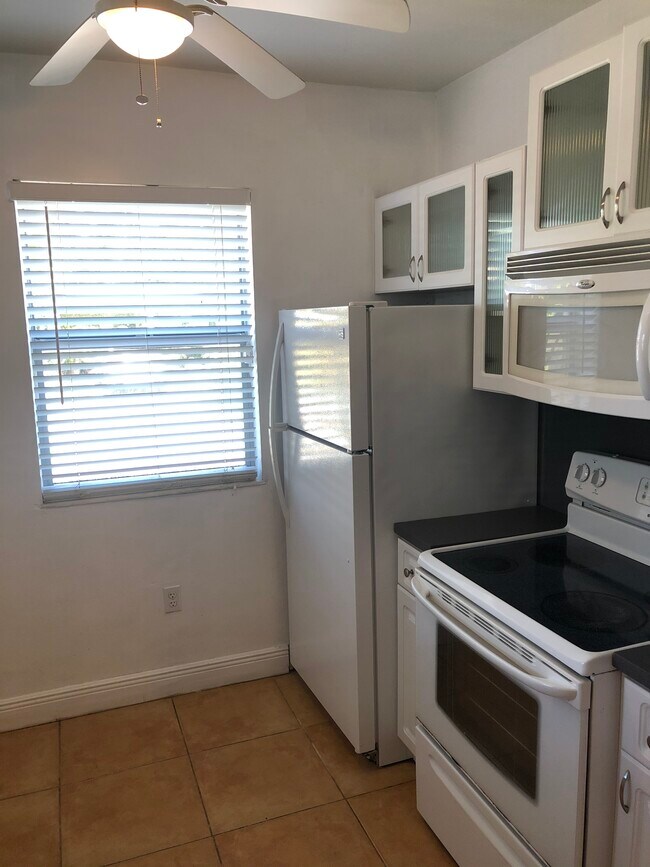 Foto del edificio - 560 NE 71st St