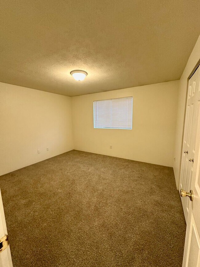 Building Photo - *** $1,500 OFF 1st Month *** Charming Duplex in Redmond, OR! 611 NE Larch!